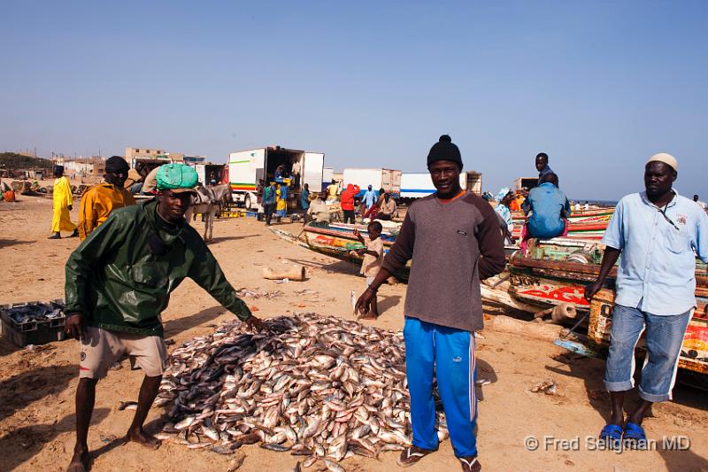 20090529_093552 D3 P1 P1.jpg - Fishermen pointing to their catch